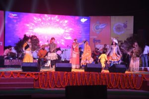 अरे द्वारपालों कन्हैया से कह दो…, के भजनों से सांस्कृतिक संध्या में भरा कृष्ण रस