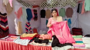 महिलाओं की हस्त बुनाई ऊनी वस्त्रों की कला ने मोहा पर्यटकों का मन