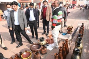 अंतराष्ट्रीय गीता महोत्सव के सरस मेले में शिल्पकला के कायल हुए पर्यटक