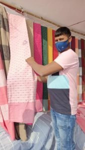 शिल्पकारों की शिल्पकला को देखकर आश्चर्य चकित हुए पर्यटक