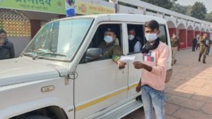 कोरोना महामारी से लोगों को बचाने के लिए पुलिस टीम कर रही है महोत्सव में आए हुए लोगों को जागरूक