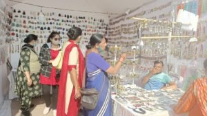 माला टूटी तो आर्टिफिशियल ज्वेलरी बनाने का आया आइडिया