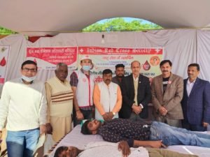 रैडक्रास के सहायक सचिव ने किया महोत्सव के छटे दिन के रक्तदान शिविर का शुभारंभ