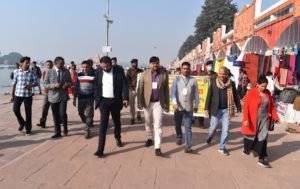 ब्रहम सरोवर के तट पर प्रकृति रक्षा पद यात्रा।