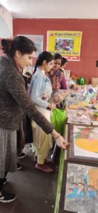 महोत्सव में बाल देखरेख केंद्रों के बच्चों द्वारा बनाई गई कलाकृतियों की लगाई स्टॉल