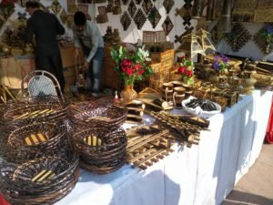 शिल्पकारों की शिल्प कला पर्यटकों का कर रही है महोत्सव की तरफ आकर्षित