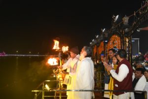 शंखनाद और मंत्रौच्चारण के बीच ब्रहमसरोवर पुरुषोतमपुरा बाग आरती स्थल पर पहली बार स्वच्छता योद्घाओं ने आरती कर पूजा अर्चना की