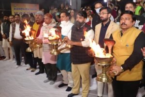 प्रत्येक मनुष्य को अपने जीवन में धारण करने चाहिए पवित्र ग्रंथ गीता के श्लोक