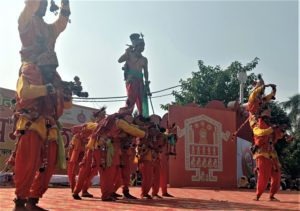 बांसुरी की धुन, मृदंग की थाप पर थिरक कर लोक कलाकारों ने की भगवान श्री कृष्ण की वंदना
