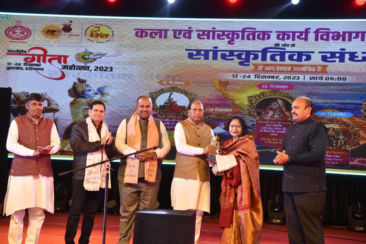 सहकारिता मंत्री ने कलाकार सुमित्रा गुहा व कलाकार बीना मेहता को स्मृति चिन्ह देकर सम्मानित किया।