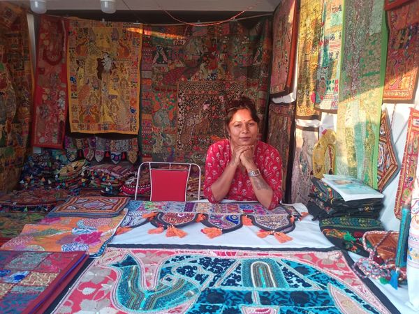 उत्तराखंड से राजस्थान की शिल्प कढ़ाई को लेकर अंतर्राष्ट्रीय गीता महोत्सव पहुंची गीता शर्मा