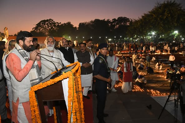 मुख्यमंत्री नायब सिंह सैनी ने प्रदेशवासियों को दीपोत्सव और जयंती समारोह की शुभकामनाएं देते हुए कहा कि धर्मक्षेत्र कुरुक्षेत्र में गीता जयंती का यह समारोह दीपोत्सव के कारण बहुत अदभुत रहा