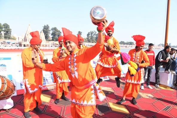 ब्रह्मसरोवर के पावन तट पर बीन की लहर और ढ़ोल की थाप ने महोत्सव के रंगों में और भी जोश भर दिया है।