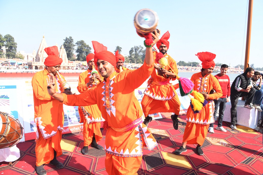 बीन का लहरा भी आकर्षित कर रहा है सरोवर की लहरों को