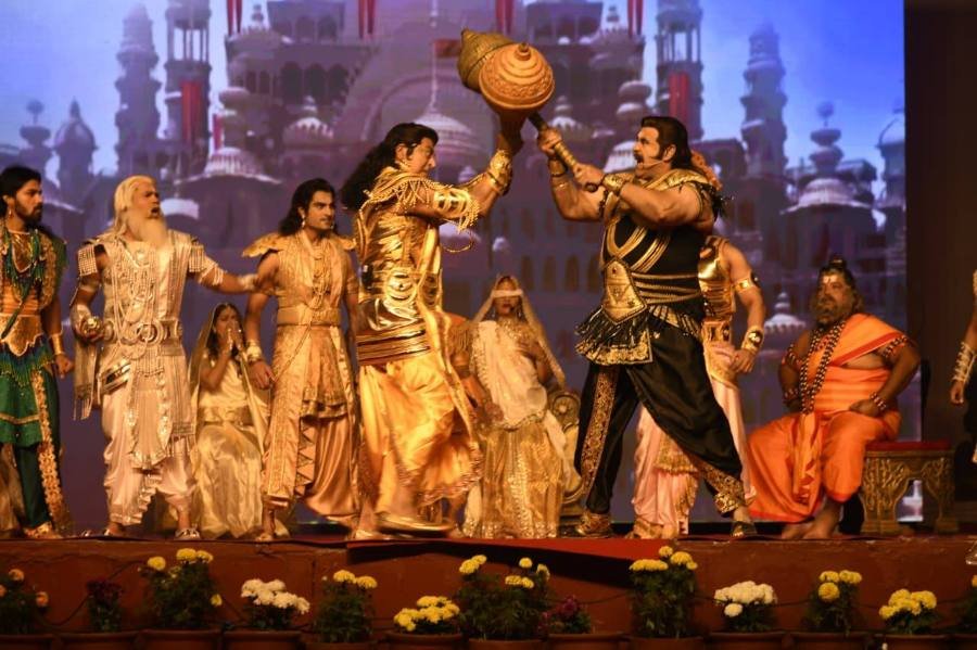 पुनीत इस्सर और बिंदु दारा सिंह ने ‘जय श्री कृष्णा’ नाटक से मंत्रमुग्ध किया