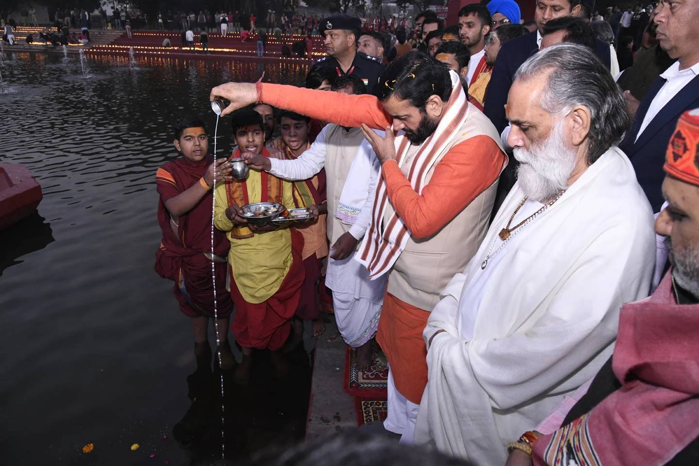 सन्निहित सरोवर का दिव्य दीपोत्सव — गीता की रोशनी से जगमगाया विश्व संदेश