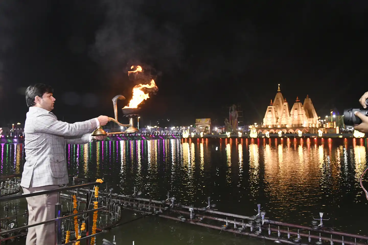 गीता के दिव्य संदेश के साथ ब्रह्मसरोवर में प्रकाशित हुई आध्यात्मिक ज्योति