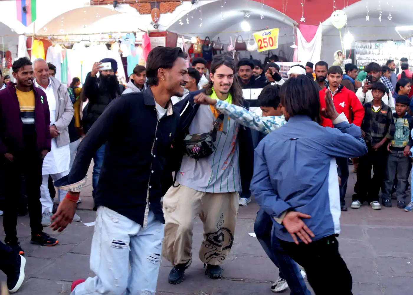 गीत, नृत्य और मुस्कान का संगम