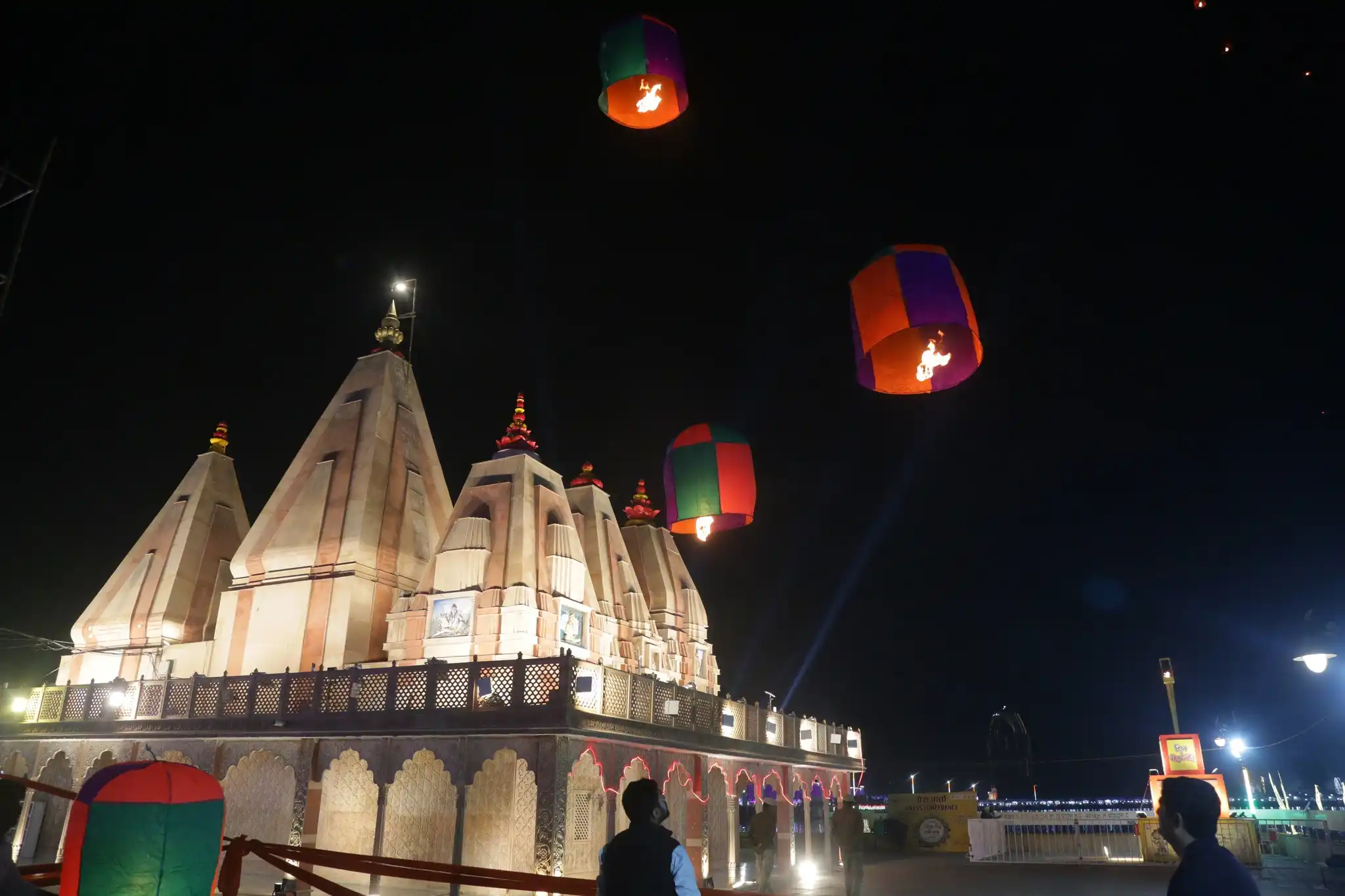 मंदिर की रोशनी में जागती आस्था