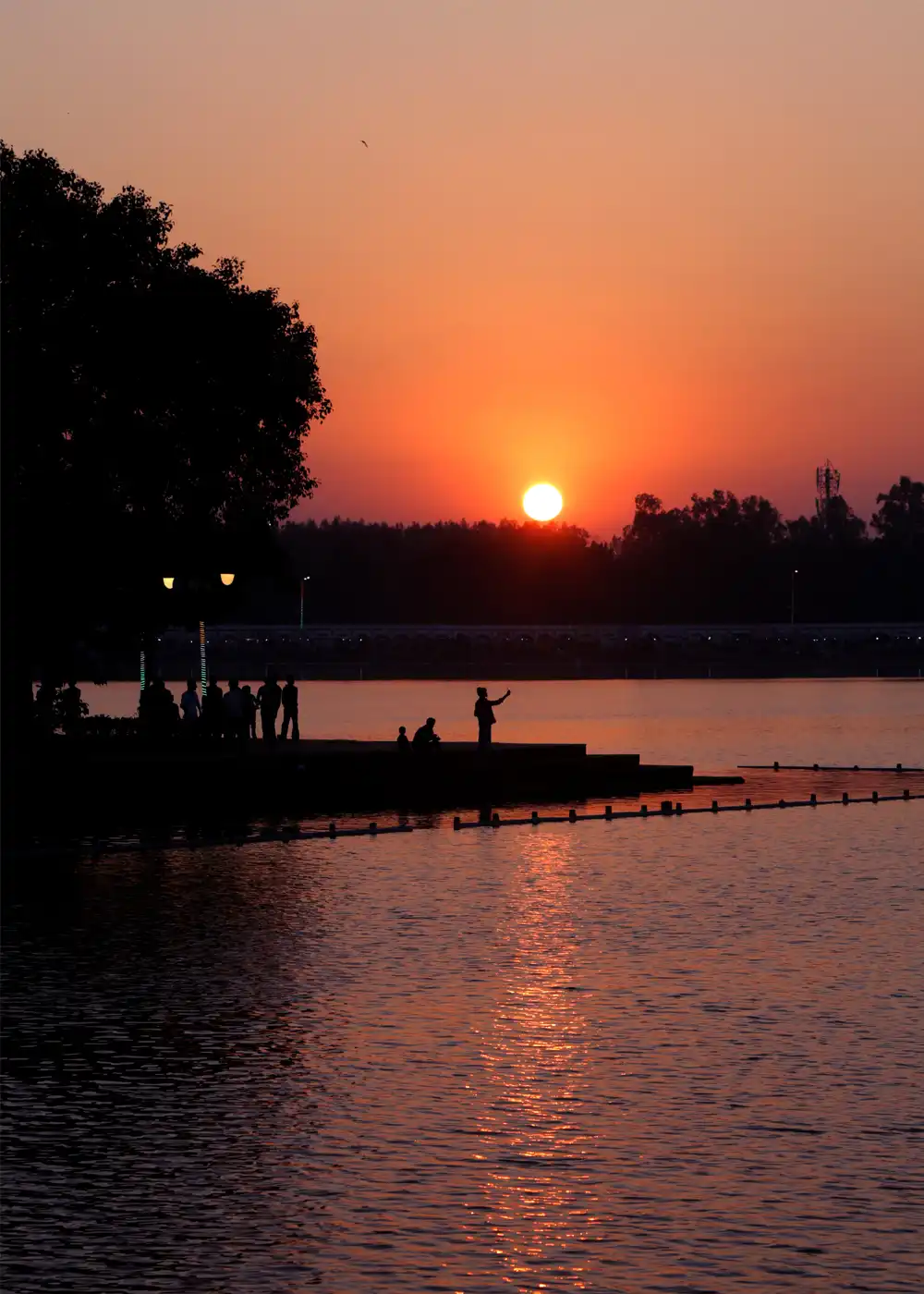 डूबते सूरज की लाली में प्रकाशित ब्रह्मसरोवर का दिव्य आलोक