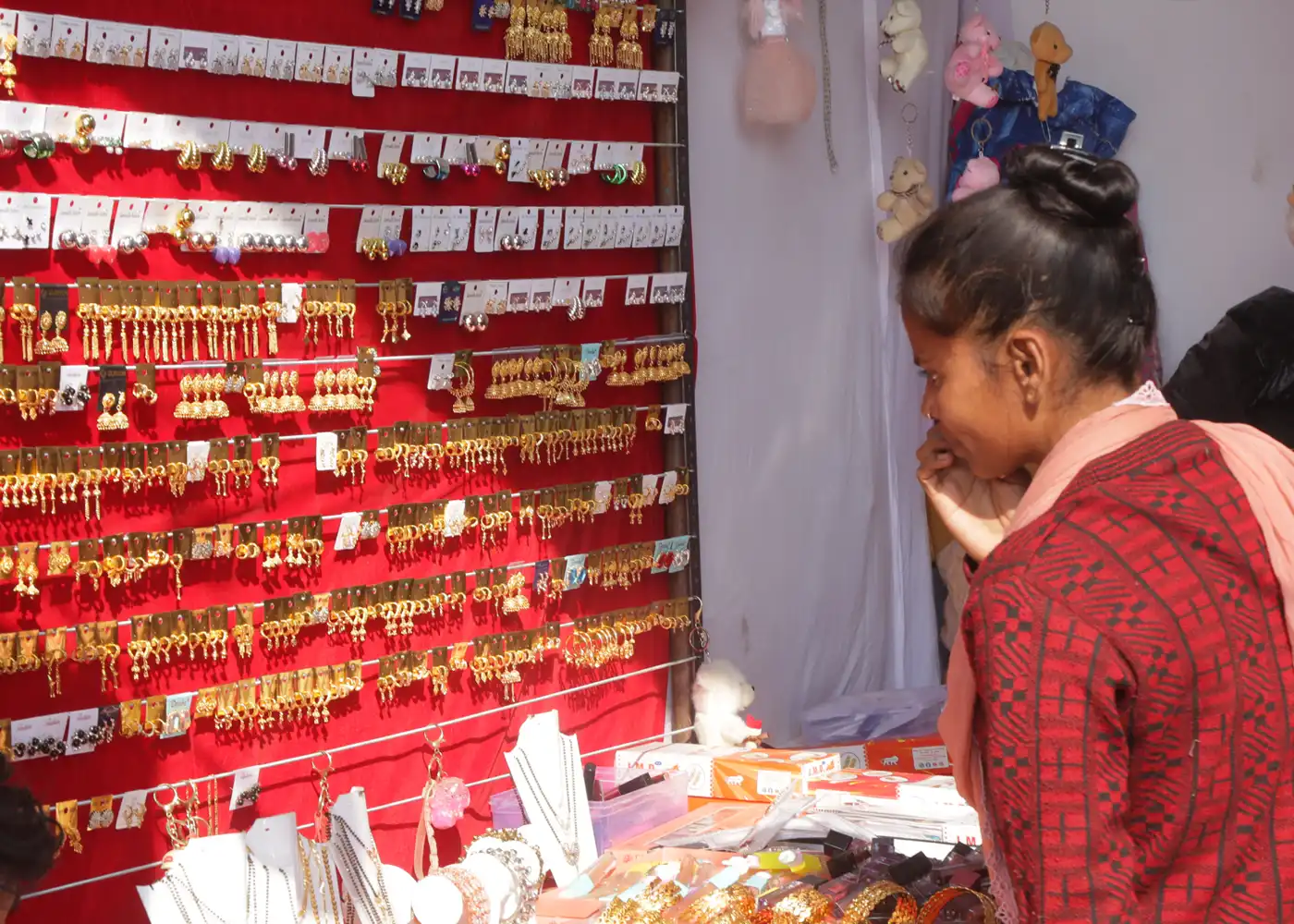 उत्सव की रौनक और पारंपरिक गहनों का संगम