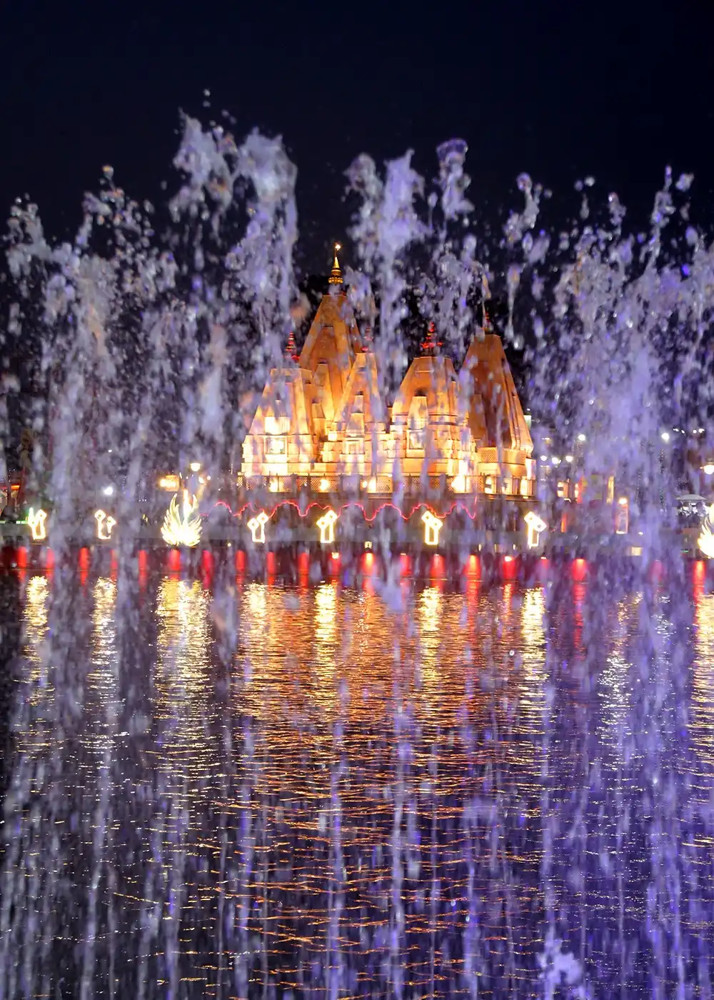 ब्रह्मसरोवर की रोशनी में महोत्सव की रात