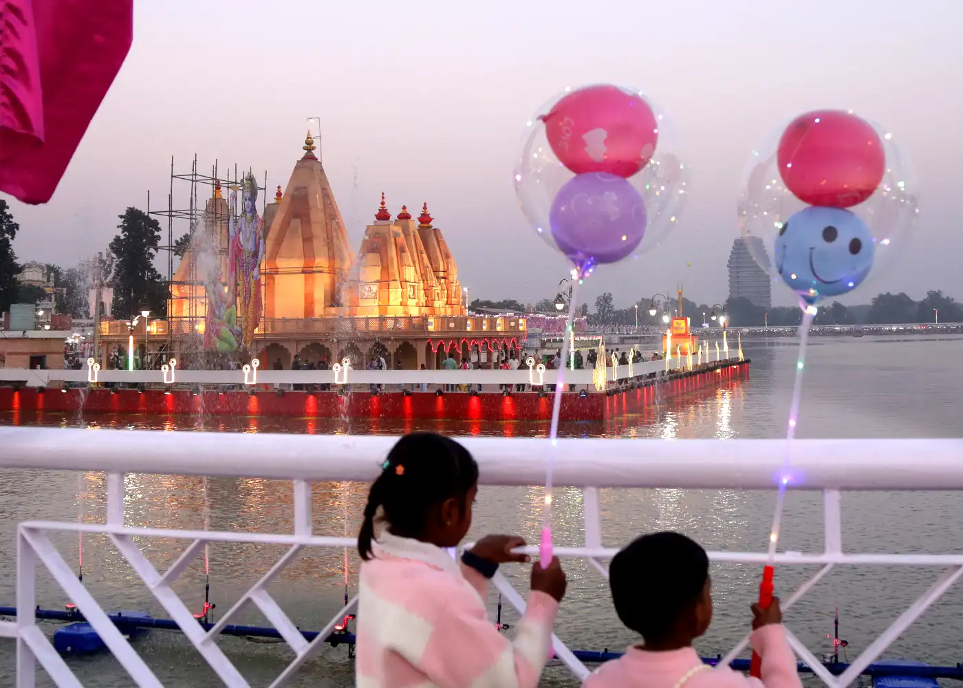 ब्रह्मसरोवर की रोशनी में महोत्सव की छटा
