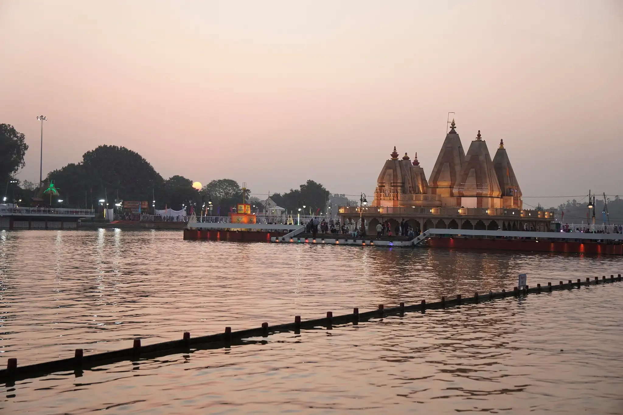 ब्रह्मसरोवर की सांध्य वेला – आस्था, शांति और दिव्यता का अनुभव