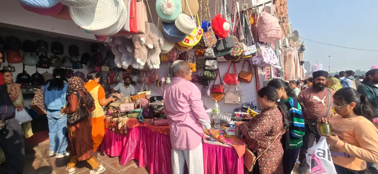 शिल्पकारों का हुनर चमका गीता महोत्सव में: लेदर पर्स और बैग पर उमड़ी भीड़