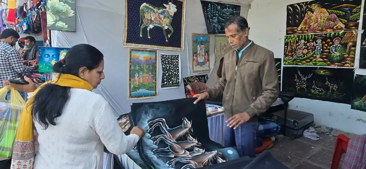 अंतर्राष्ट्रीय गीता महोत्सव में हैंड मेड पेंटिंग और मिनिएचर आर्ट ने बिखेरी कला की चमक